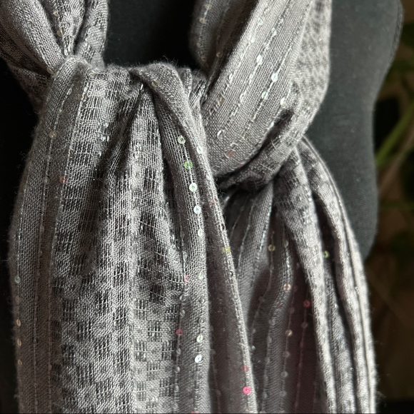 Gray Pattern Woven Sequined Polyester Scarf/Shawl 64” Fringe GUC - Picture 4 of 11